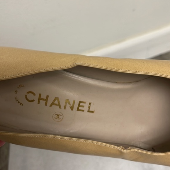 Vintage authentic Chanel nude/black toe cap pump (39) - Picture 2 of 7